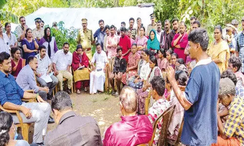 ആദിവാസികളുടെ ഭൂപ്രശ്‌നം നേരിട്ട് മനസ്സിലാക്കാന്‍ കലക്ടറെത്തി