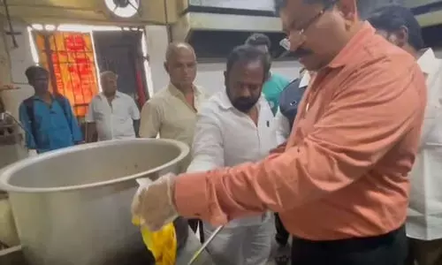 സാമ്പാറിൽ പ്ലാസ്റ്റിക് ബാഗ് കണ്ടെത്തി ഭക്ഷ്യസുരക്ഷ അതോറിറ്റി