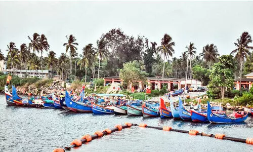 ബോട്ടുകളിറങ്ങി; തീരം സജീവം