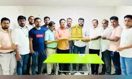 ഉ​മ​ർ പു​ളി​ക്ക​ത്തൊ​ടി​ക്ക് ​യാ​ത്ര​യ​യ​പ്പ് ന​ൽ​കി