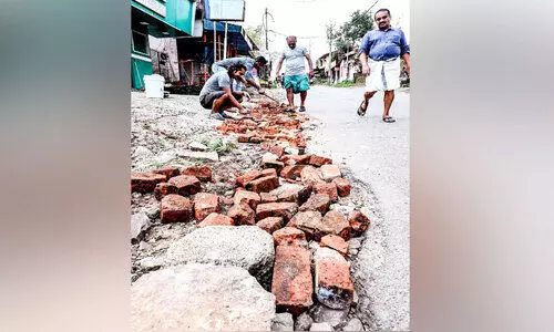 കുഴികൾ എടുക്കാൻ വാട്ടർ അതോറിറ്റി അടക്കുന്നത് നാട്ടുകാരും