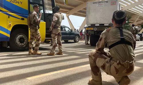 നൈ​ജ​ർ: വി​ദേ​ശി​ക​ളെ ഒ​ഴി​പ്പി​ക്കു​ന്ന​ത് തു​ട​രു​ന്നു