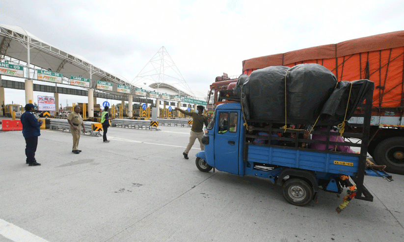 വാഹന വിലക്ക്; ബംഗളൂരു-മൈസൂരു അതിവേഗ പാതയിൽ പൊലീസ് പരിശോധന കർശനം വാഹന വിലക്ക്; ബംഗളൂരു-മൈസൂരു അതിവേഗ പാതയിൽ പൊലീസ് പരിശോധന കർശനം