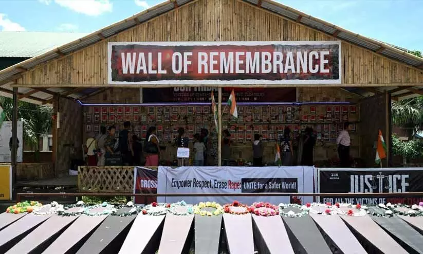 മണിപ്പൂർ: 35 കുക്കി വംശജരുടെ കൂട്ട ശവസംസ്കാരം ഇന്ന്; തടയുമെന്ന് മെയ്തേയി വിഭാഗം, സംഘർഷാവസ്ഥ മണിപ്പൂർ: 35 കുക്കി വംശജരുടെ കൂട്ട ശവസംസ്കാരം ഇന്ന്; തടയുമെന്ന് മെയ്തേയി വിഭാഗം, സംഘർഷാവസ്ഥ