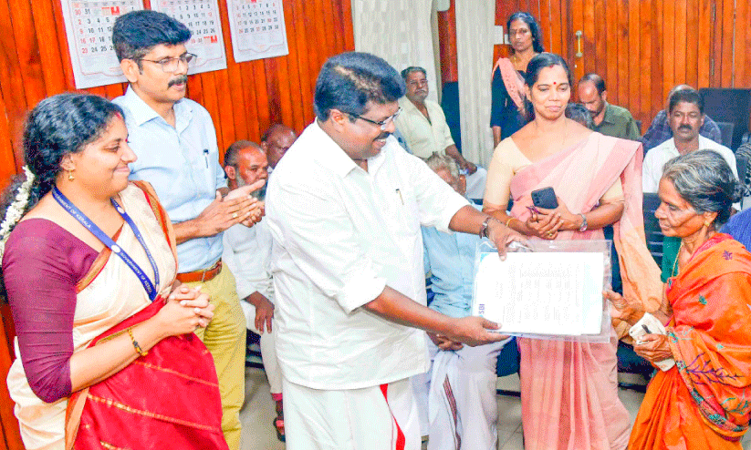 ഈടായി നൽകിയ ആധാരം കാണാതായ സംഭവം: 14 മത്സ്യത്തൊഴിലാളികൾക്ക് ബാങ്ക് പുതിയ പ്രമാണം നൽകി ഈടായി നൽകിയ ആധാരം കാണാതായ സംഭവം: 14 മത്സ്യത്തൊഴിലാളികൾക്ക് ബാങ്ക് പുതിയ പ്രമാണം നൽകി