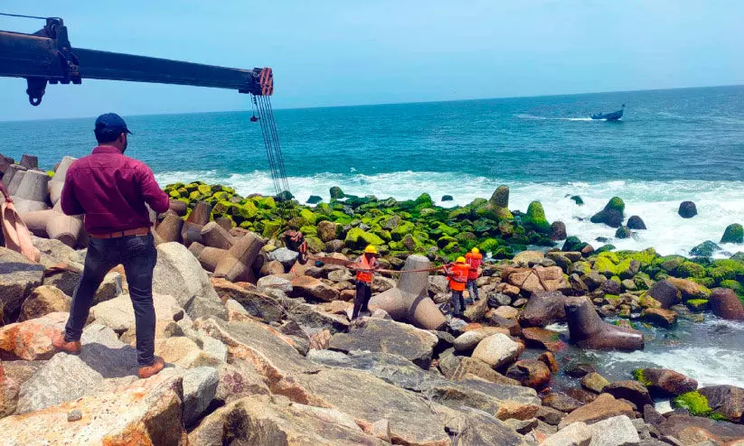 മുതലപ്പൊഴിയിലെ പാറനീക്കം: ക്രെയിനിന്റെ റോപ്പ് പൊട്ടി; തുടക്കം പാളി മുതലപ്പൊഴിയിലെ പാറനീക്കം: ക്രെയിനിന്റെ റോപ്പ് പൊട്ടി; തുടക്കം പാളി