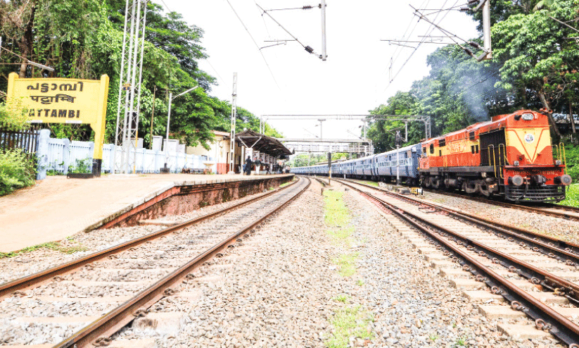 റെയിൽവേ കണ്ണ് തുറന്നു; എറണാകുളം-കണ്ണൂർ ഇന്റർസിറ്റിക്ക് പട്ടാമ്പിയിൽ സ്റ്റോപ്പ് റെയിൽവേ കണ്ണ് തുറന്നു; എറണാകുളം-കണ്ണൂർ ഇന്റർസിറ്റിക്ക് പട്ടാമ്പിയിൽ സ്റ്റോപ്പ്