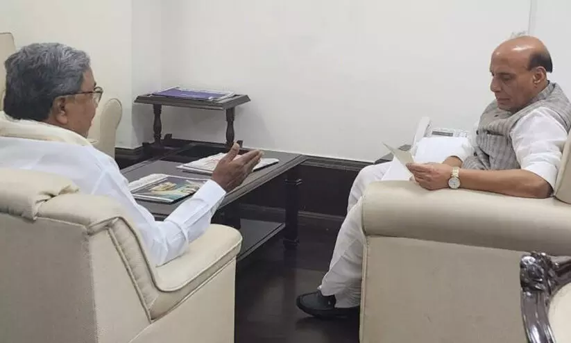 മൈസൂരു ദസറ എയർഷോ; സിദ്ധരാമയ്യ രാജ്നാഥ് സിംഗിനെ കണ്ടു