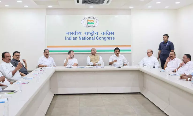 കർണാടകം കേരളത്തിന് മാതൃകയെന്ന് രാഹുൽ; 20 സീറ്റിലും ജയിക്കാവുന്ന സാഹചര്യമെന്ന് നേതാക്കൾ കർണാടകം കേരളത്തിന് മാതൃകയെന്ന് രാഹുൽ; 20 സീറ്റിലും ജയിക്കാവുന്ന സാഹചര്യമെന്ന് നേതാക്കൾ