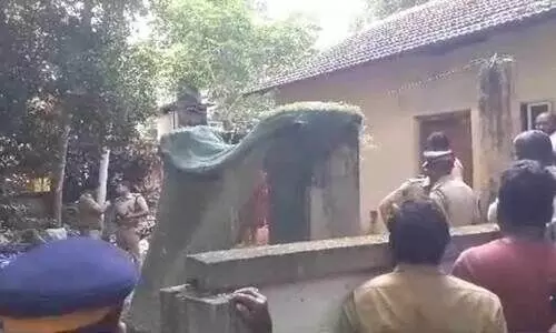 അച്ഛനെയും അമ്മയെയും മകൻ​ വെട്ടിക്കൊന്നു; അക്രമാസക്തനായ മകനെ പൊലീസ് കീഴ്പ്പെടുത്തി