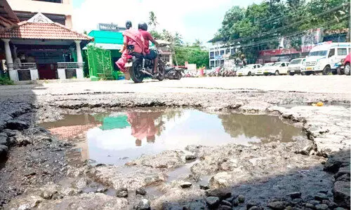 നിറയെ കുഴികൾ; കാഞ്ഞാണി ബസ് സ്റ്റാൻഡിൽ അപകട ഭീഷണി നിറയെ കുഴികൾ; കാഞ്ഞാണി ബസ് സ്റ്റാൻഡിൽ അപകട ഭീഷണി