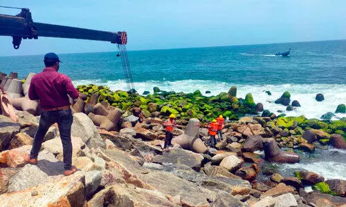 മുതലപ്പൊഴിയിലെ പാറനീക്കം: ക്രെയിനിന്‍റെ റോപ്പ് പൊട്ടി; തുടക്കം പാളി