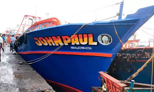 ഹാർബറിൽ ബോട്ടടുക്കാൻ തടസ്സം പൊലീസ്​ രക്ഷാബോട്ട്