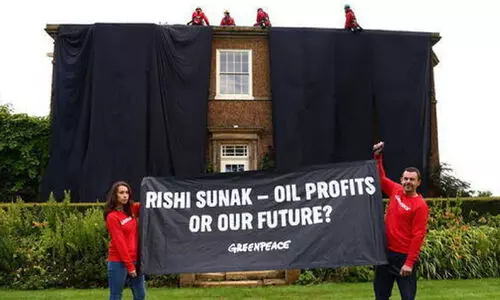 ഋ​ഷി സു​ന​കി​ന്റെ വീ​ടി​ന് ക​റു​ത്ത തു​ണി മൂ​ടി പ​രി​സ്ഥി​തി പ്ര​വ​ർ​ത്ത​ക​ർ