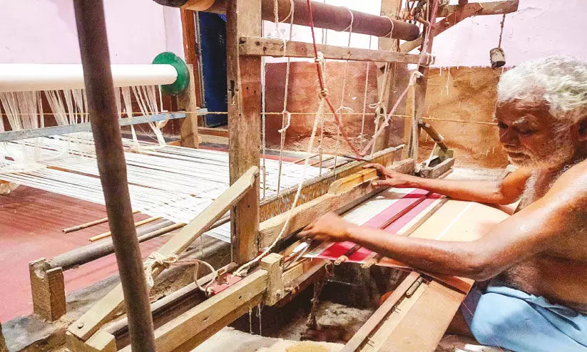 കൈ​ത്ത​റി​യെ കൈ​യൊ​ഴി​യാ​തെ മു​രു​കേ​ശ​ൻ