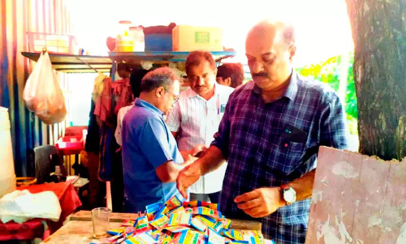 മരടിലെ പാന്മസാല കടകളില് മിന്നല് പരിശോധന മരടിലെ പാന്മസാല കടകളില് മിന്നല് പരിശോധന