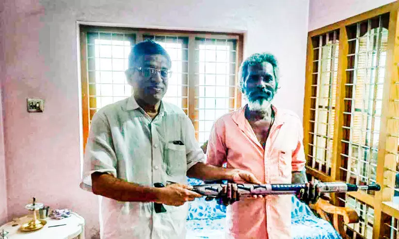 സ്​നേഹക്കുട നിവർത്തി സിറാജ്; കുട വീട്ടി നാലരപ്പതിറ്റാണ്ടിന്‍റെ കടം