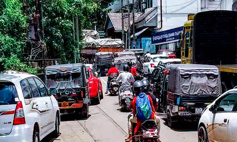 മൂവാറ്റുപുഴയിൽ കുരുക്ക് രൂക്ഷം; നടപടി സ്വീകരിക്കാതെ പൊലീസ് മൂവാറ്റുപുഴയിൽ കുരുക്ക് രൂക്ഷം; നടപടി സ്വീകരിക്കാതെ പൊലീസ്