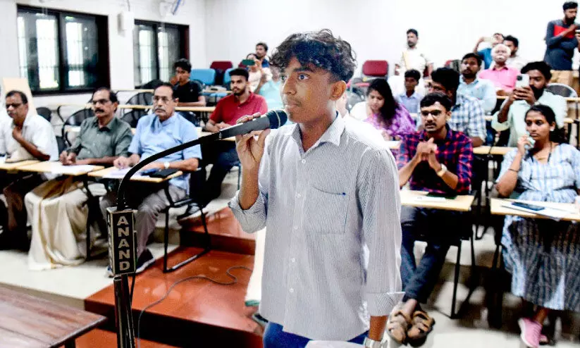 ഫൈനലിന്‍റെ ആവേശപ്പെരുമ തീർത്ത്​ വള്ളംകളി കമന്‍ററി മത്സരം