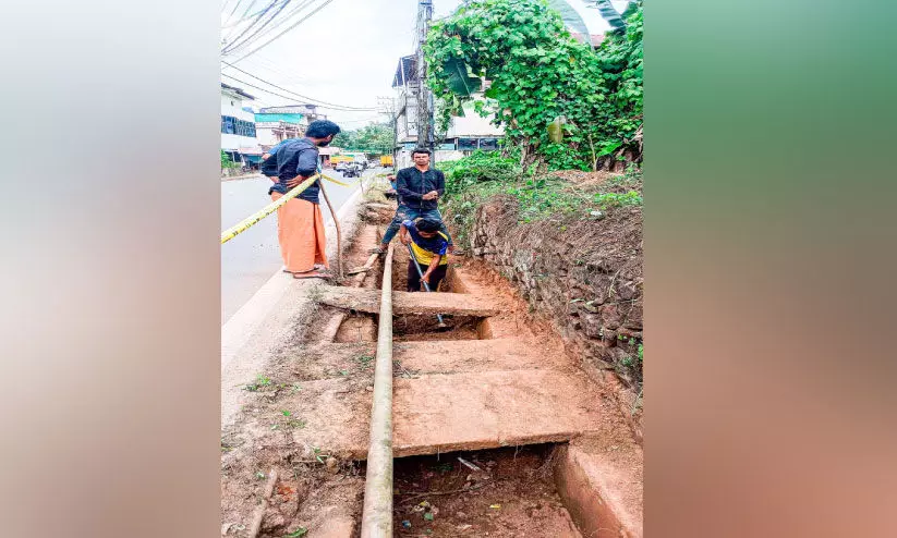 ഒടുവിൽ പി.ഡബ്ല്യു.ഡി കനിഞ്ഞു; മുട്ടത്തെ ഓടകൾക്ക് സ്ലാബ് വിരിക്കും