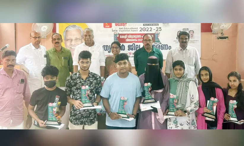 കേ​ളി വി​ദ്യാ​ഭ്യാ​സ പു​ര​സ്കാ​രം തൃ​ശ്ശൂ​ർ ജി​ല്ല​യി​ൽ വി​ത​ര​ണം ചെ​യ്തു