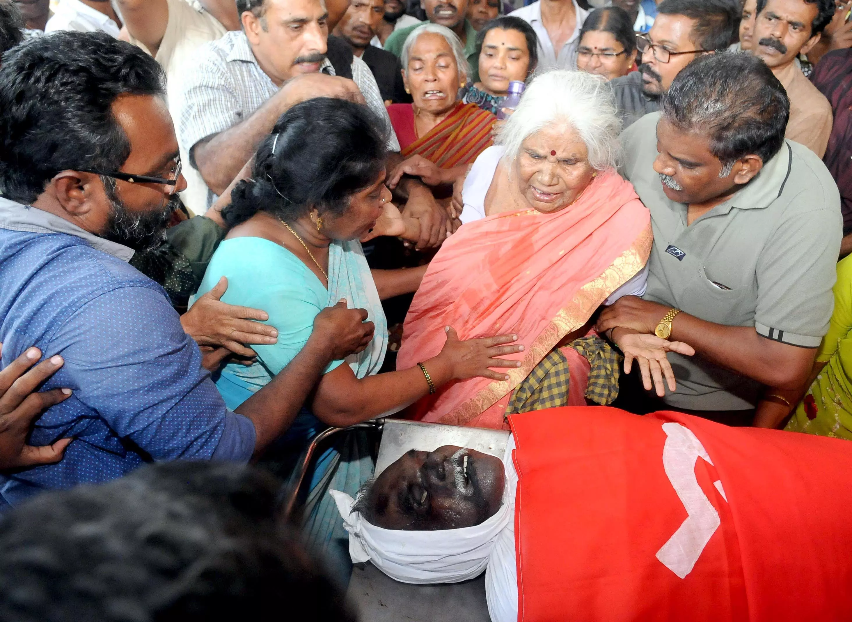 കുപ്പു ദേവരാജിന്റെ മൃതദേഹം കോഴിക്കോട് മെഡിക്കൽ കോളജിൽ പോസ്റ്റ്മോർട്ടത്തിനുശേഷം പുറത്തേക്ക് കൊണ്ടുവരുേമ്പാൾ അമ്മ അമ്മിണി അമ്മാൾ കാണുന്നു കുപ്പു ദേവരാജിന്റെ മൃതദേഹം കോഴിക്കോട് മെഡിക്കൽ കോളജിൽ പോസ്റ്റ്മോർട്ടത്തിനുശേഷം പുറത്തേക്ക് കൊണ്ടുവരുേമ്പാൾ അമ്മ അമ്മിണി അമ്മാൾ കാണുന്നു