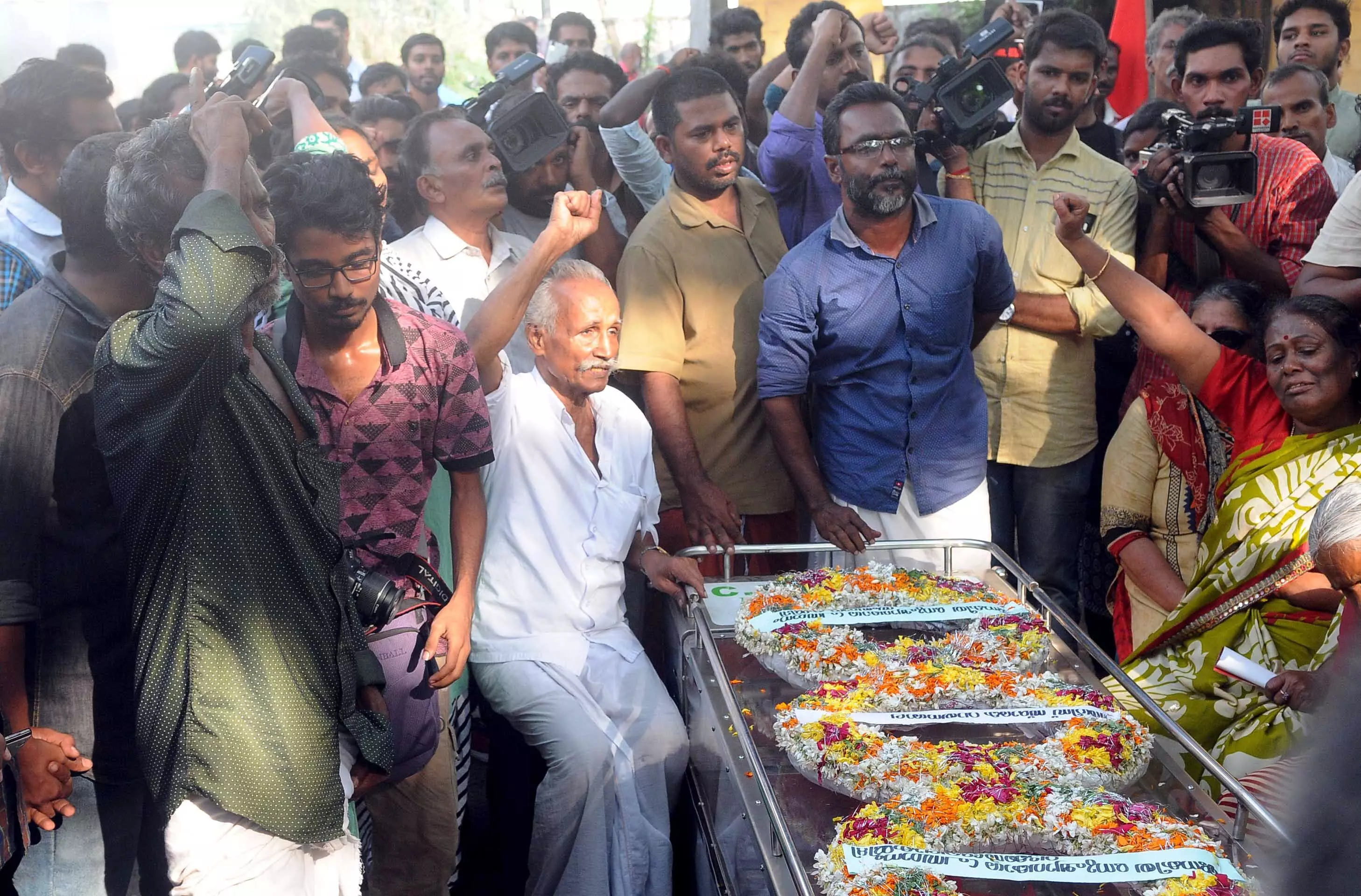 കോഴിക്കോട് മാവൂർ റോഡ് പൊതുശ്മശാനത്തിൽ സംസ്കരിക്കുന്നതിനുമുമ്പ് കുപ്പു ദേവരാജിന്റെ മൃതദേഹത്തിന് എ. വാസു അഭിവാദ്യം അർപ്പിക്കുന്നു കോഴിക്കോട് മാവൂർ റോഡ് പൊതുശ്മശാനത്തിൽ സംസ്കരിക്കുന്നതിനുമുമ്പ് കുപ്പു ദേവരാജിന്റെ മൃതദേഹത്തിന് എ. വാസു അഭിവാദ്യം അർപ്പിക്കുന്നു