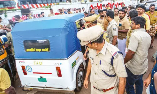 ഓ​ട്ടോ ത​ർ​ക്കം: പൊ​ലീ​സ്​ ആ​ർ.​ടി.​ഒ​ക്ക്​ റി​പ്പോ​ർ​ട്ട്​ സ​മ​ർ​പ്പി​ച്ചു