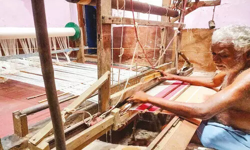 കൈ​ത്ത​റി​യെ കൈ​യൊ​ഴി​യാ​തെ മു​രു​കേ​ശ​ൻ