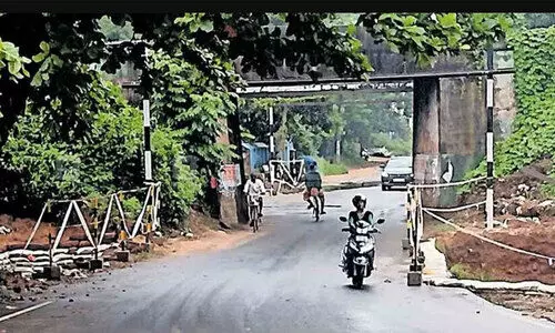 തഴക്കര മേൽപാലം നിർമാണം; സ്വന്തം റൂട്ട്​ നിശ്ച​യിച്ച്​ ബസുകൾ; പെരുവഴിയിൽ യാത്രക്കാർ