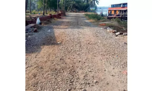 ‘മന്ത്രി മുഹമ്മദ് റിയാസ് അറിയാൻ’, ഉ​ദ്ഘാ​ട​നം കഴിഞ്ഞിട്ട് അ​ഞ്ച് മാ​സം; കോ​ട്ട​പ്പു​റം ഹൗ​സ് ബോ​ട്ട് ടെ​ർ​മി​ന​ൽ റോ​ഡ് ടാ​റി​ങ് ന​ട​ത്തി​യി​ല്ല