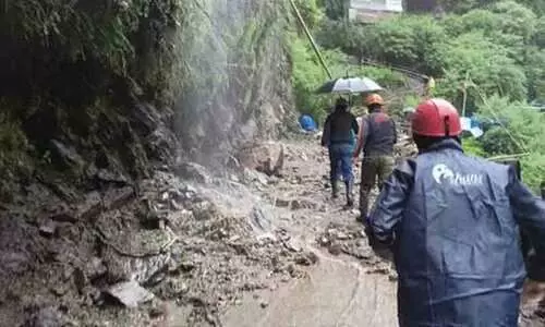 ഉത്തരാഖണ്ഡിൽ മണ്ണിടിച്ചിൽ; അവശിഷ്ടങ്ങൾക്കിടയിൽ പന്ത്രണ്ടോളം പേർ കുടുങ്ങിക്കിടക്കുന്നതായി സംശയം