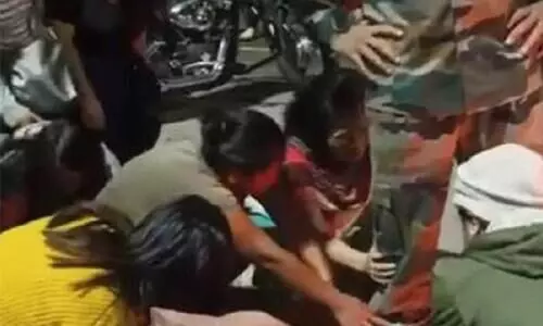 ‘ദയവുചെയ്ത്​ ഇവിടെനിന്ന്​ പോകരുത്​, അവർ ഞങ്ങളെ ആക്രമിക്കും’; പട്ടാളക്കാരുടെ കാലുപിടിച്ച്​ കരഞ്ഞ്​ കുക്കി വനിതകൾ