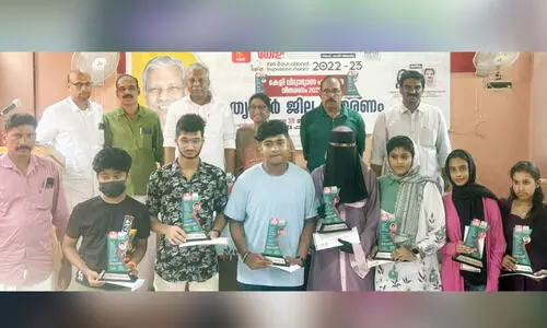 കേ​ളി വി​ദ്യാ​ഭ്യാ​സ പു​ര​സ്കാ​രം തൃ​ശ്ശൂ​ർ ജി​ല്ല​യി​ൽ വി​ത​ര​ണം ചെ​യ്തു