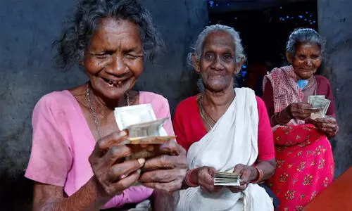 ഓണത്തിന് രണ്ടുമാസത്തെ ക്ഷേമപെൻഷൻ നൽകാൻ ധനവകുപ്പ് തുക അനുവദിച്ചു ഓണത്തിന് രണ്ടുമാസത്തെ ക്ഷേമപെൻഷൻ നൽകാൻ ധനവകുപ്പ് തുക അനുവദിച്ചു