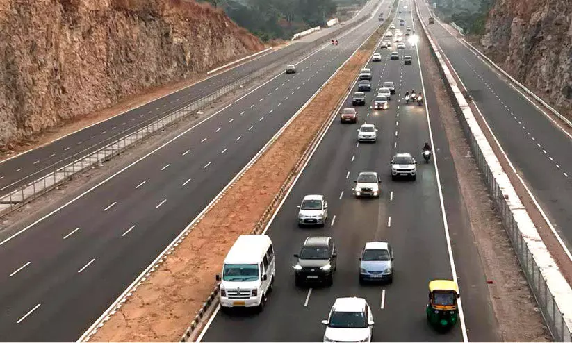 ലുക്കേ ഉള്ളൂ... ; ബംഗളൂരു-മൈസൂരു പാത   എക്സ്പ്രസ് വേ അല്ല!