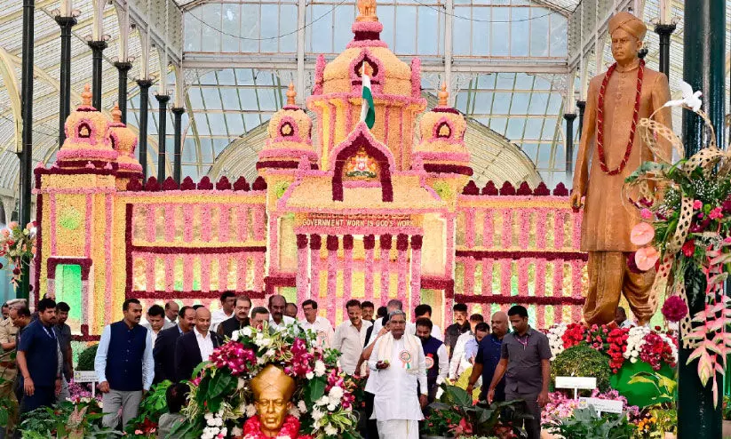 ഇ​വി​ടെ പൂ​ക്ക​ൾ ക​ഥ പ​റ​യു​ന്നു