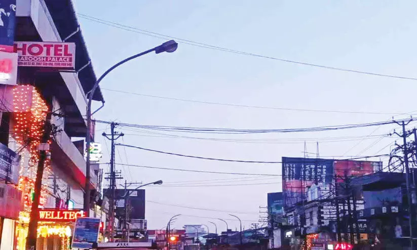 തൃശൂർ-ചൂണ്ടൽ സംസ്ഥാനപാത: എടപ്പാളിൽ തെരുവ് വിളക്കില്ല തൃശൂർ-ചൂണ്ടൽ സംസ്ഥാനപാത: എടപ്പാളിൽ തെരുവ് വിളക്കില്ല