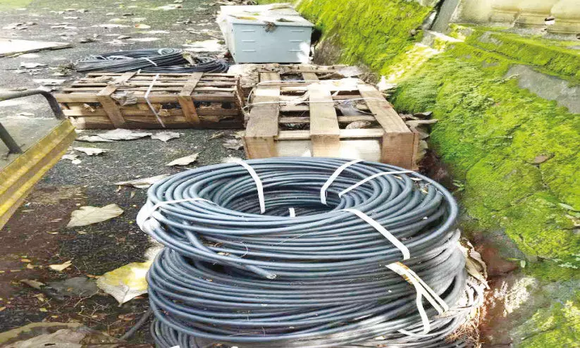 തി​രൂ​ർ ന​ഗ​ര​ത്തി​ലെ ഗ​താ​ഗ​ത പ​രി​ഷ്കാ​രം; ല​ക്ഷ​ങ്ങ​ൾ വി​ല​യു​ള്ള ഉ​പ​ക​ര​ണ​ങ്ങ​ൾ നാ​ശ​ത്തി​ന്റെ വ​ക്കി​ൽ