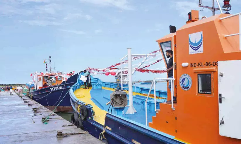 മത്സ്യത്തൊഴിലാളികൾക്ക് ഹൈടെക് ബോട്ടുകൾ വിതരണം ചെയ്തു മത്സ്യത്തൊഴിലാളികൾക്ക് ഹൈടെക് ബോട്ടുകൾ വിതരണം ചെയ്തു