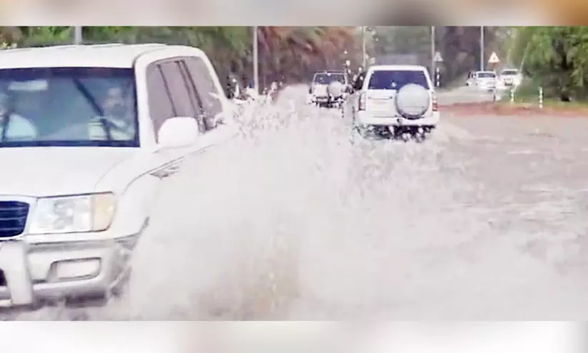 അ​ൽ​ഐ​നി​ൽ ക​ന​ത്ത മ​ഴ; ​വാ​ഹ​ന​ങ്ങ​ളു​ടെ വേ​ഗ​പ​രി​ധി കു​റ​ച്ചു