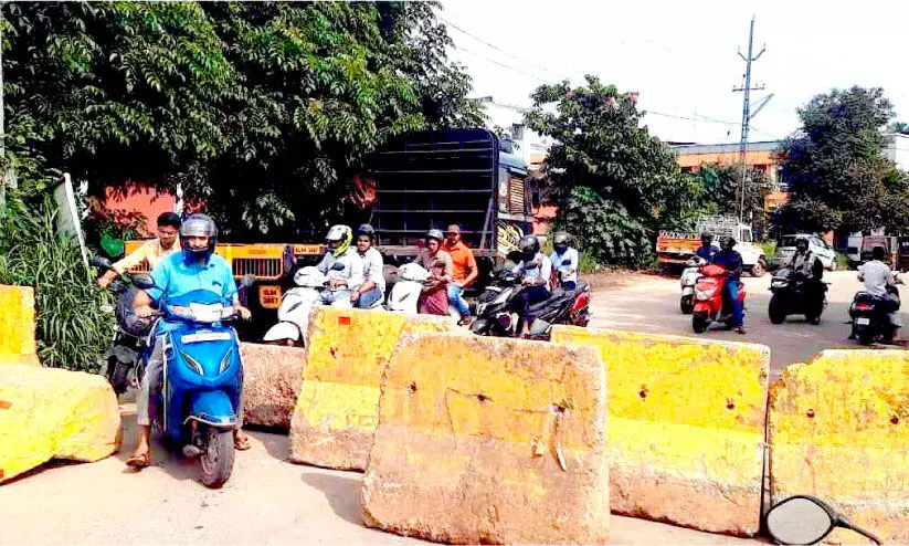 ചാലിക്കടവ് റോഡ് അടച്ചു; പ്രതിഷേധവുമായി നാട്ടുകാർ