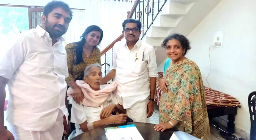 രോഗാവസ്ഥയിലിരിക്കെ ഉമ്മൻ ചാണ്ടിയെ ബംഗളൂരുവിൽ വി.എം. സുധീരൻ സന്ദർശിച്ചപ്പോൾ രോഗാവസ്ഥയിലിരിക്കെ ഉമ്മൻ ചാണ്ടിയെ ബംഗളൂരുവിൽ വി.എം. സുധീരൻ സന്ദർശിച്ചപ്പോൾ