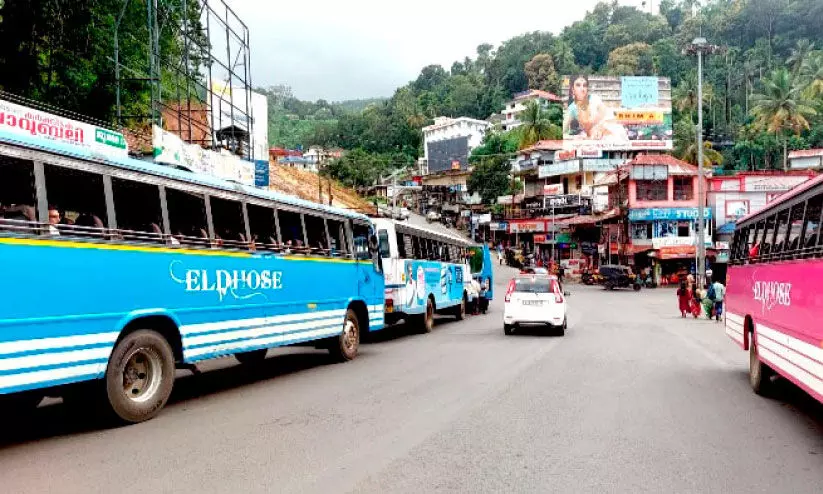 വാ​ഹ​ന​ങ്ങ​ൾ നിർത്തുന്നത്​ ന​ടു​റോ​ഡി​ൽ; യാ​ത്ര​ക്കാ​ർ പെ​രു​വ​ഴി​യി​ൽ