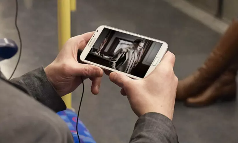 ഇന്റർനെറ്റില്ലാതെ ഫോണിൽ ലൈവ് ടിവി; ‘ഡയറക്ട്-ടു-​മൊബൈൽ’ ടെക്നോളജി സാധ്യതകൾ തേടി കേന്ദ്രം