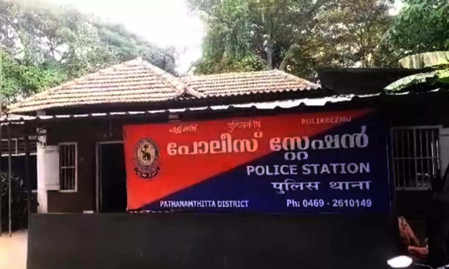 തേനി ദുര്മന്ത്രവാദക്കേസില് ‘ചുട്ടകോഴിയെ പറപ്പിക്കുന്ന കേരള മന്ത്രവാദി’യെ ചോദ്യം ചെയ്തു തേനി ദുര്മന്ത്രവാദക്കേസില് ‘ചുട്ടകോഴിയെ പറപ്പിക്കുന്ന കേരള മന്ത്രവാദി’യെ ചോദ്യം ചെയ്തു