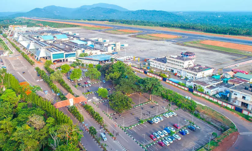 കരിപ്പൂരില്‍ 1.3 കോടിയുടെ സ്വര്‍ണം പിടികൂടി; രണ്ട് യാത്രക്കാര്‍ പിടിയില്‍