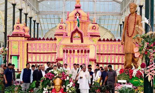 ഇവിടെ പൂക്കൾ കഥ പറയുന്നു ഇവിടെ പൂക്കൾ കഥ പറയുന്നു