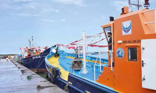 മ​ത്സ്യ​ത്തൊ​ഴി​ലാ​ളി​ക​ൾ​ക്ക് ഹൈ​ടെ​ക് ബോ​ട്ടു​ക​ൾ വി​ത​ര​ണം ചെ​യ്തു