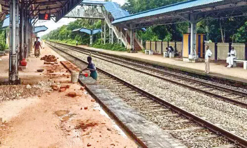 വള്ളിക്കുന്ന് റെയിൽവേ സ്റ്റേഷൻ: പ്ലാറ്റ്ഫോം ഉയർത്താൻ തുടങ്ങി വള്ളിക്കുന്ന് റെയിൽവേ സ്റ്റേഷൻ: പ്ലാറ്റ്ഫോം ഉയർത്താൻ തുടങ്ങി